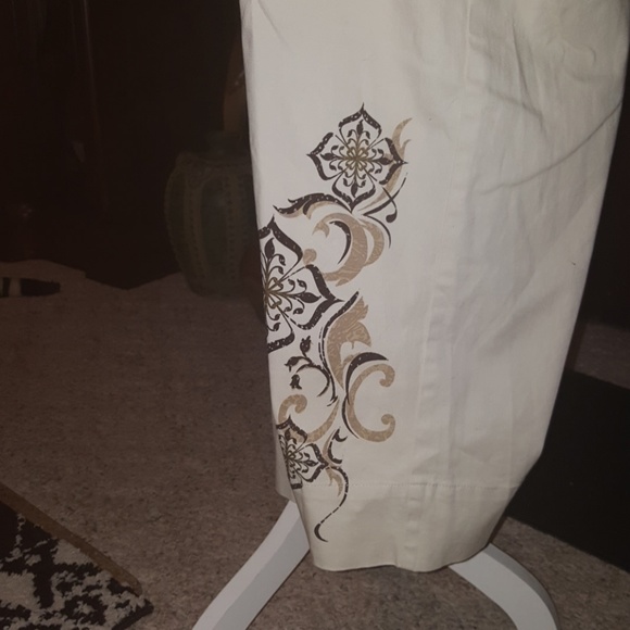 Khaki capris with belt - Picture 2 of 3